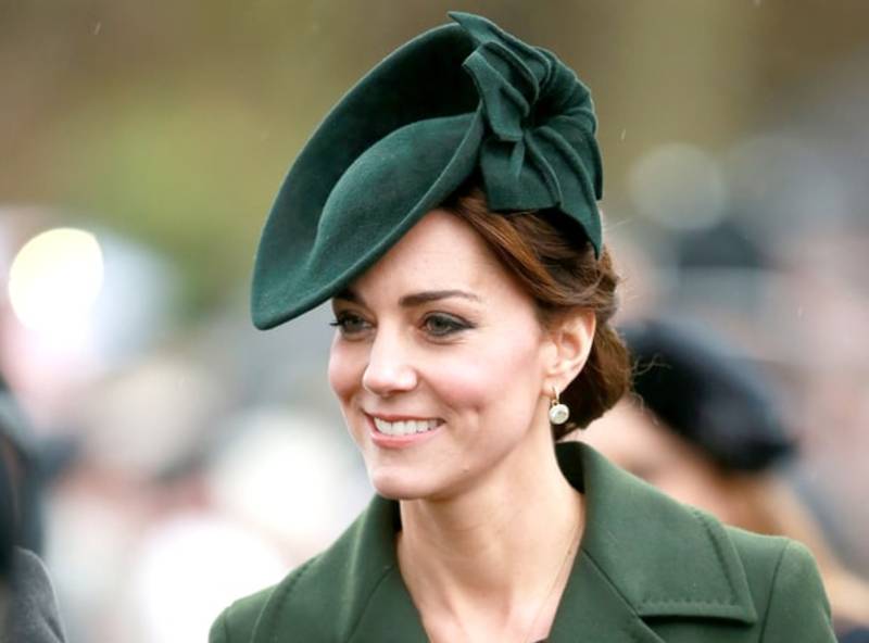 صور كيت ميدلتون تبدو كشجرة الكريسماس في العيد وتزين ياقتها بأوراق الشجر